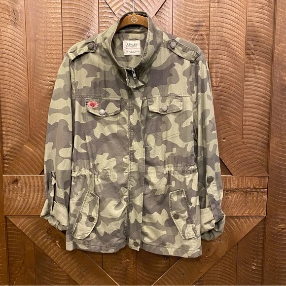 Ashley by 26 International Floral Embroidered Camo Jacket size small - Picture 2 of 12